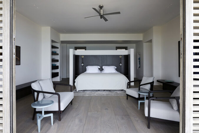 Donkere grijze houten vloer in slaapkamer op Antigua eiland