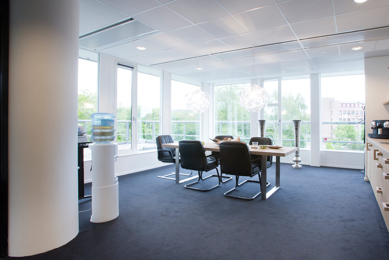 Donker tapijt op een kantoor in Alkmaar