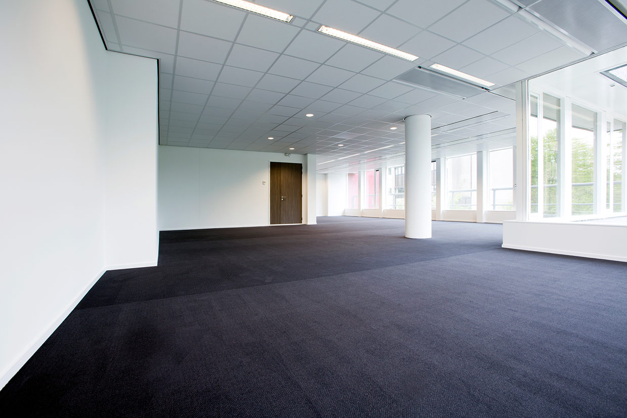 Donker tapijt op een kantoor in Alkmaar