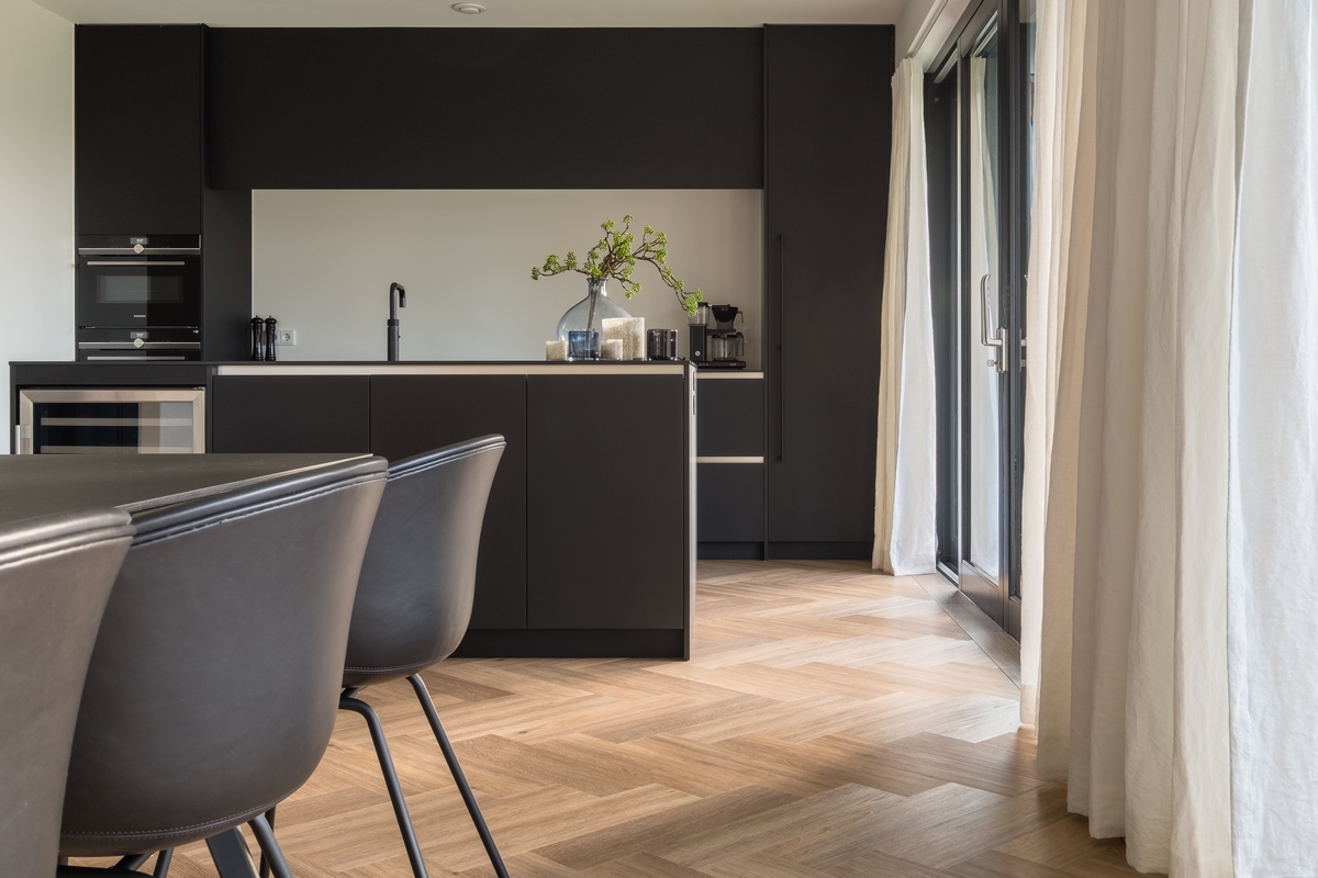 donkere eiken visgraat pvc sfeer