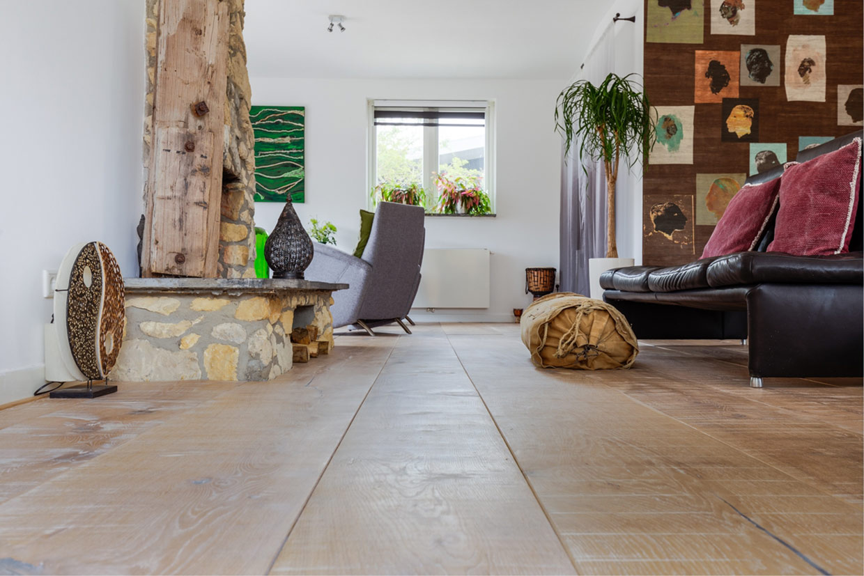 Licht houten vloer in Callantsoog