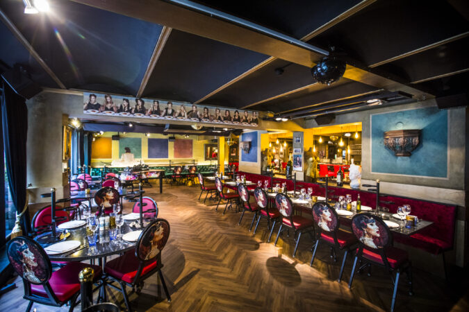 Restaurant met donkere visgraat vloer in Amsterdam