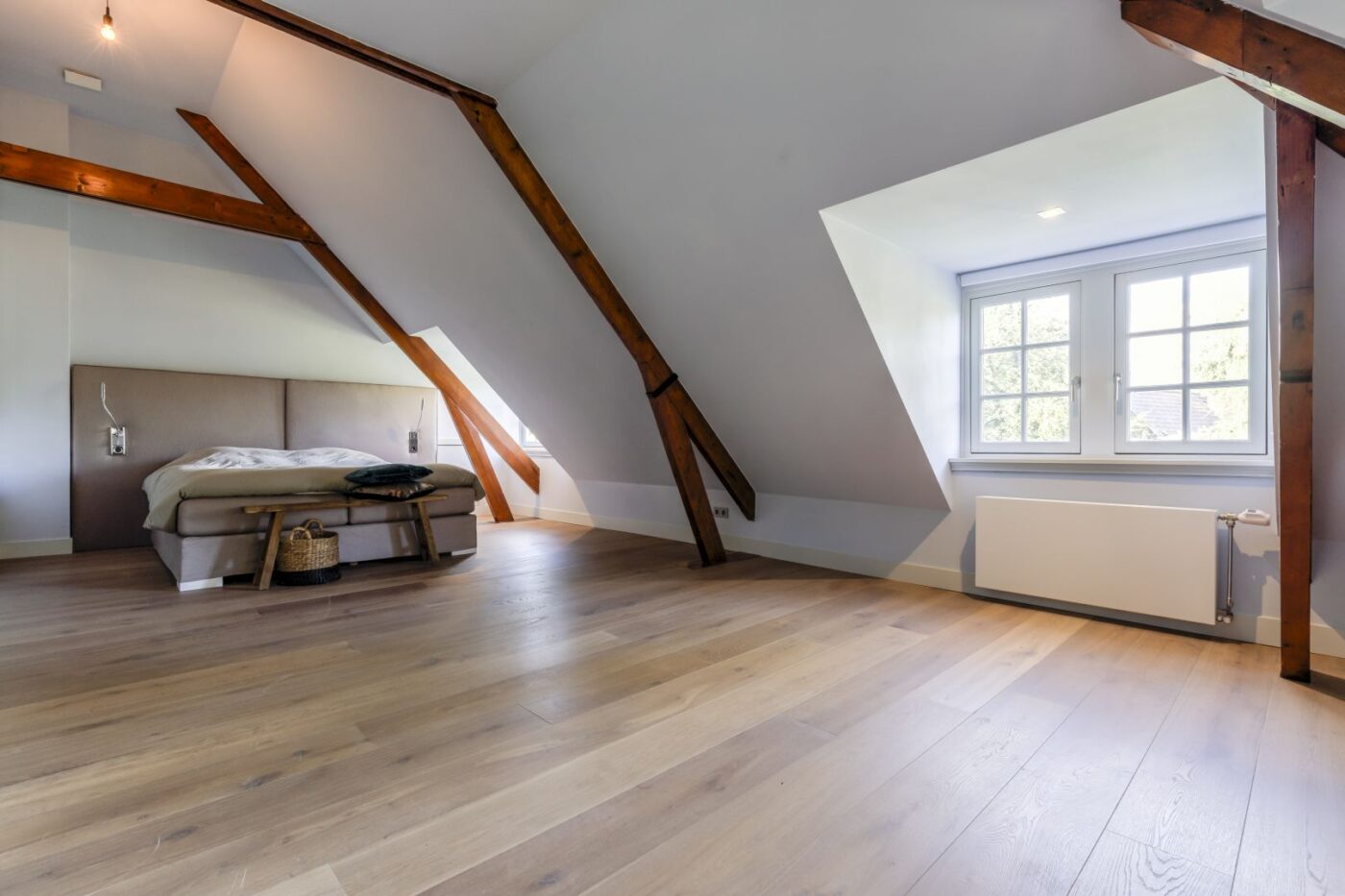 Donkere houten planken vloer in de slaapkamer in Bussum
