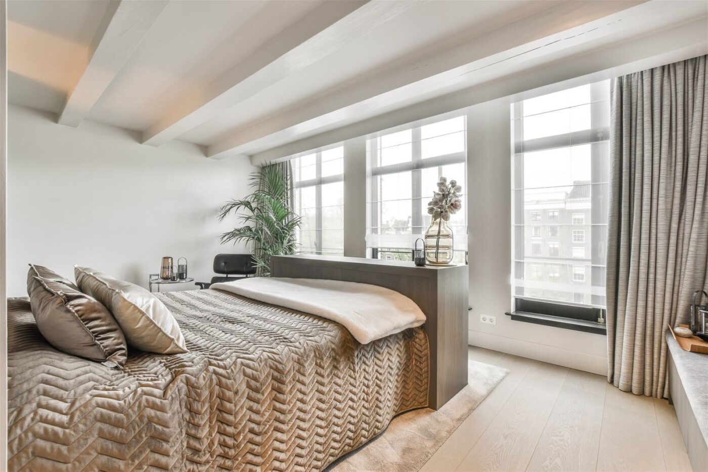 Lichte houten planken vloer in de slaapkamer in Amsterdam
