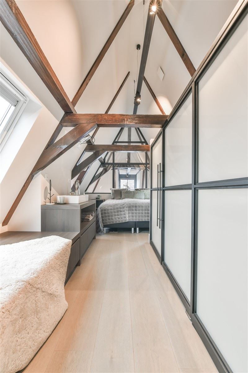 Lichte houten planken vloer in de slaapkamer in Amsterdam