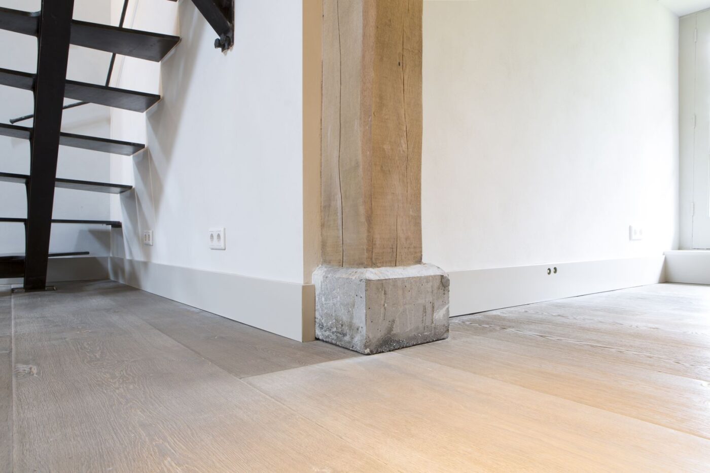 Afwerking lichte houten planken vloer in Blaricum