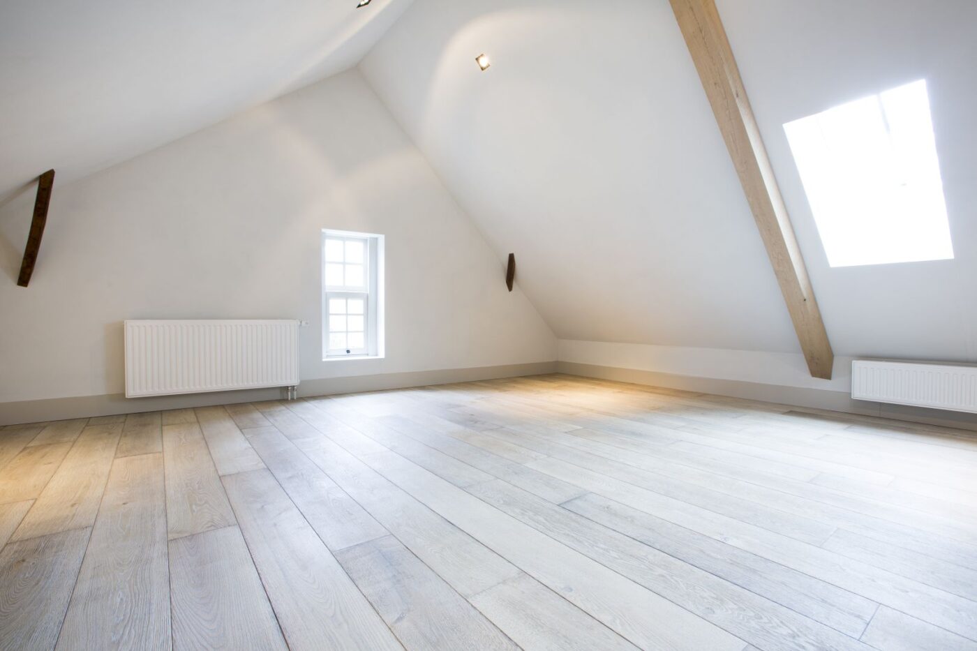 Lichte houten planken vloer op de bovenverdieping in Blaricum