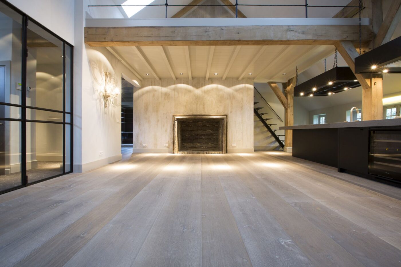 Lichte houten planken vloer in de woonkamer in Blaricum