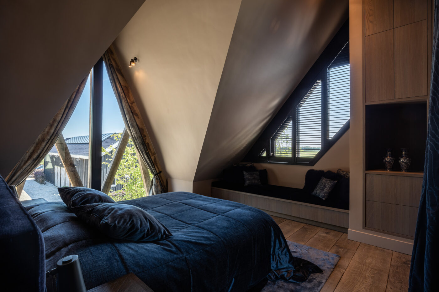 Donkere houten vloer in een slaapkamer in Nijkerk