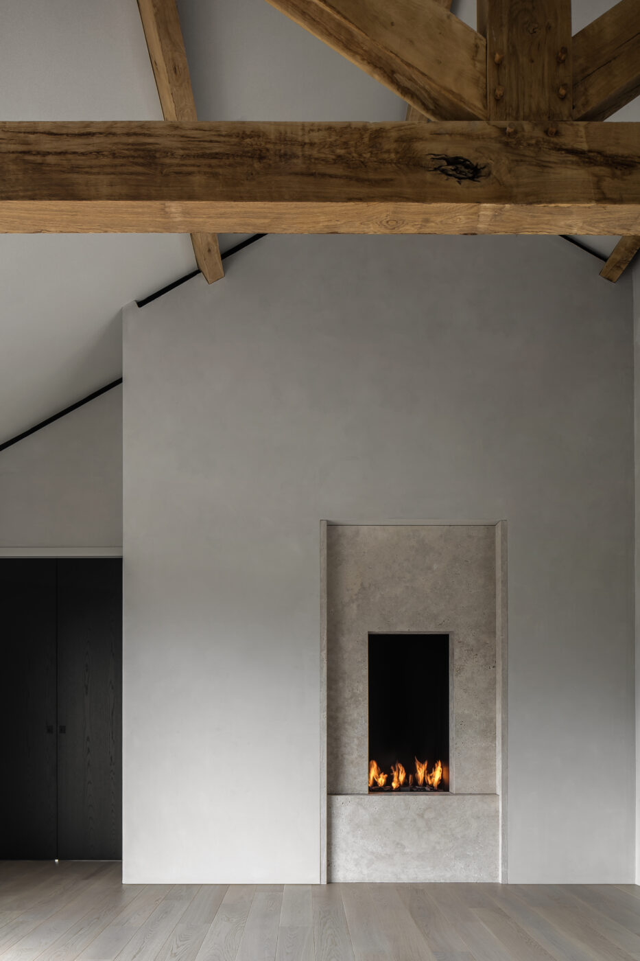 Licht grijze houten vloer in eetkamer in Brabant