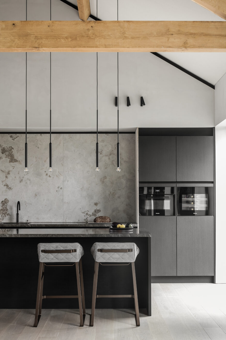 Licht grijze houten vloer in keuken in Brabant