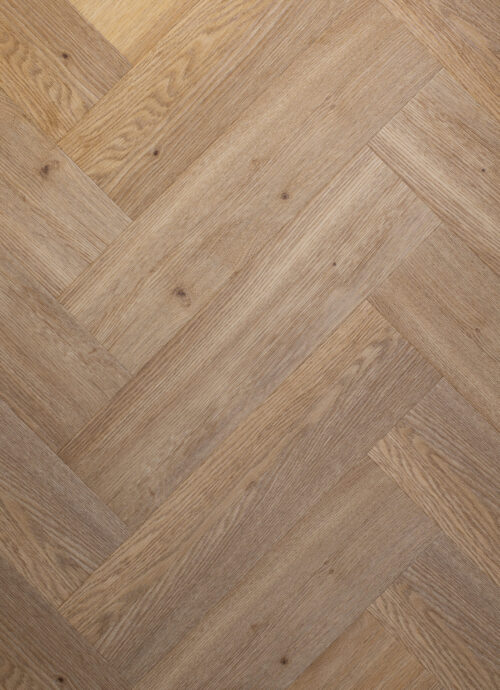 Donkere houten visgraat vloer