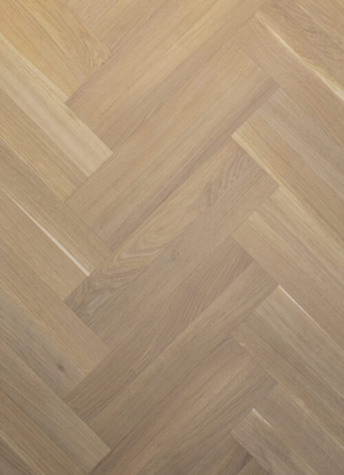 Lichte whitewash houten visgraat vloer