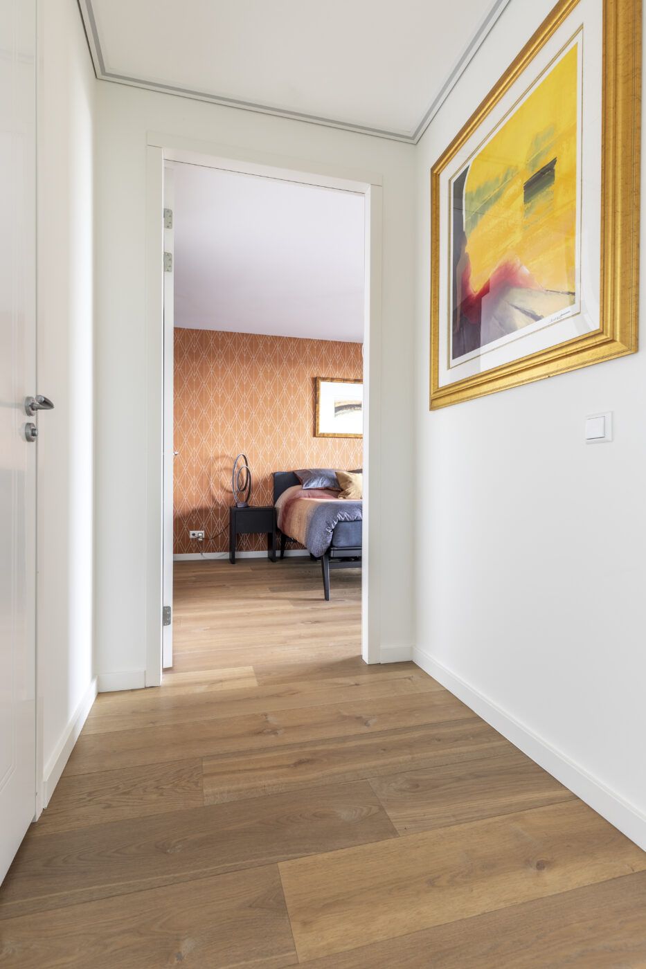 Donker bruine houten vloer in gang in Amsterdam Noord