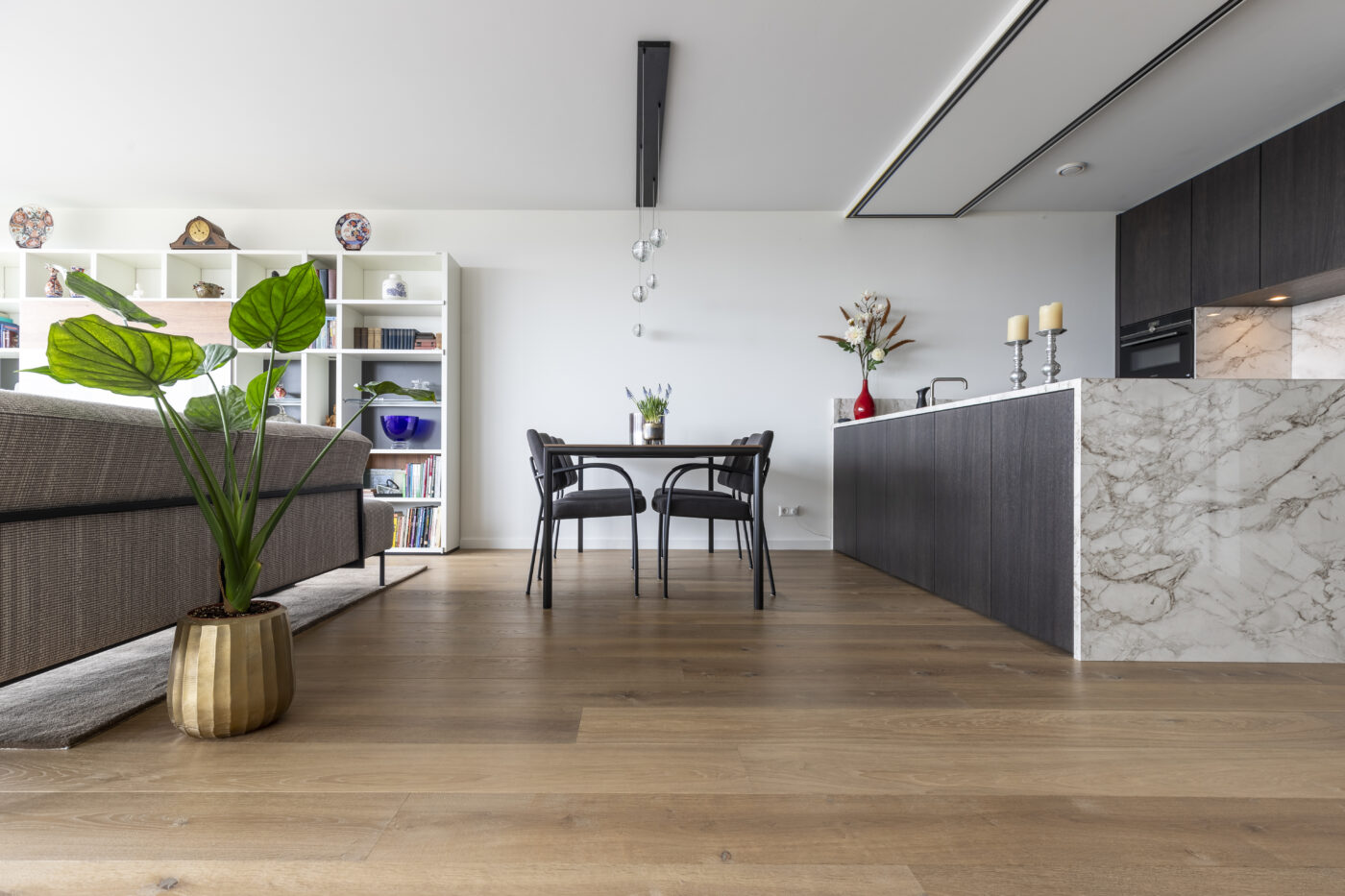 Donker bruine houten vloer in keuken in Amsterdam Noord
