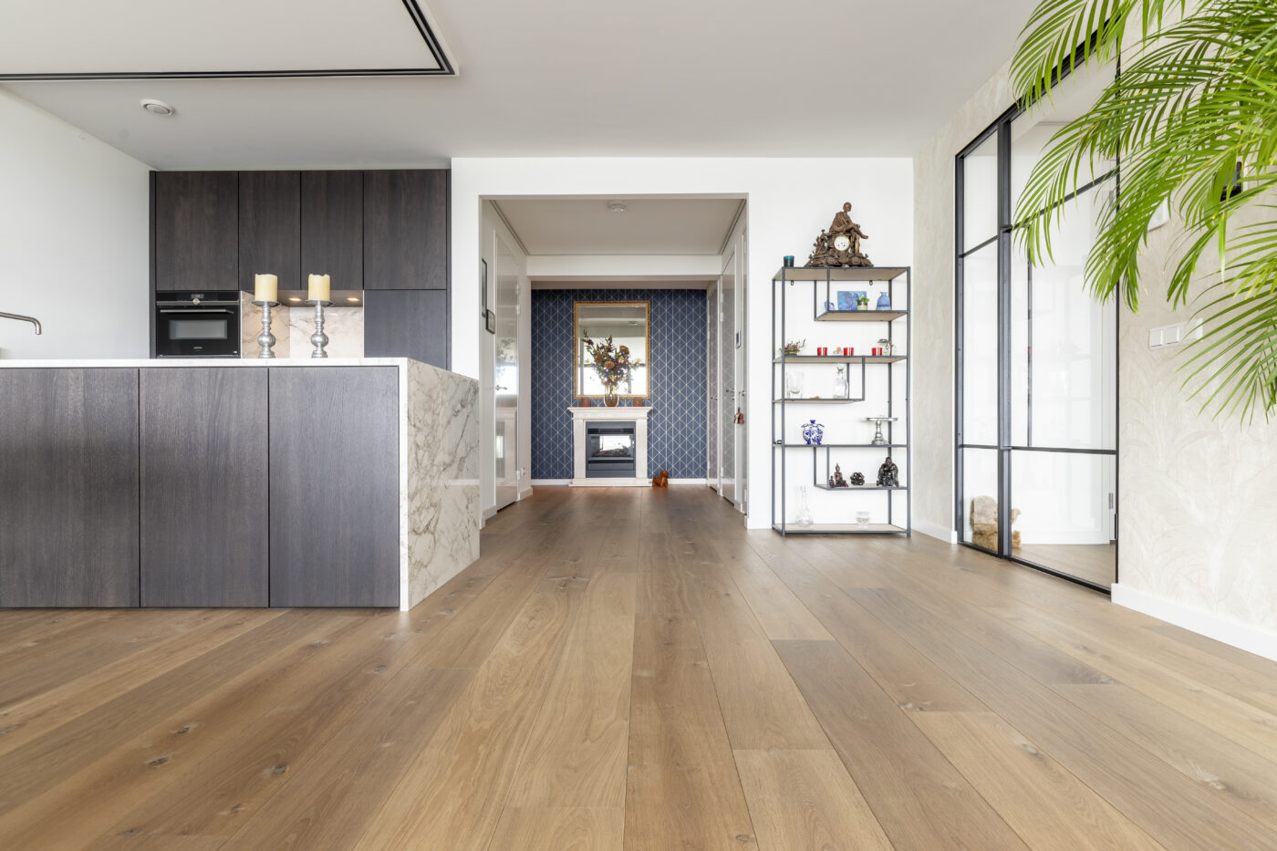 Donker bruine houten vloer in keuken in Amsterdam Noord