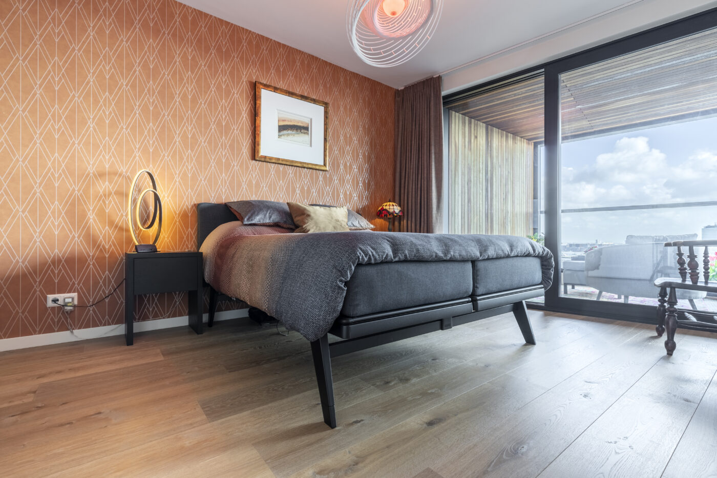 Donker bruine houten vloer in slaapkamer in Amsterdam Noord