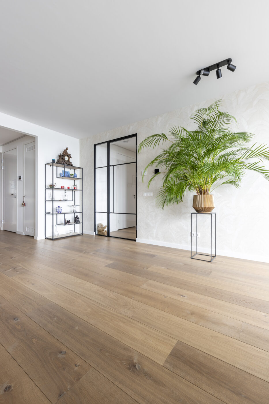 Donker bruine houten vloer in woonkamer in Amsterdam Noord