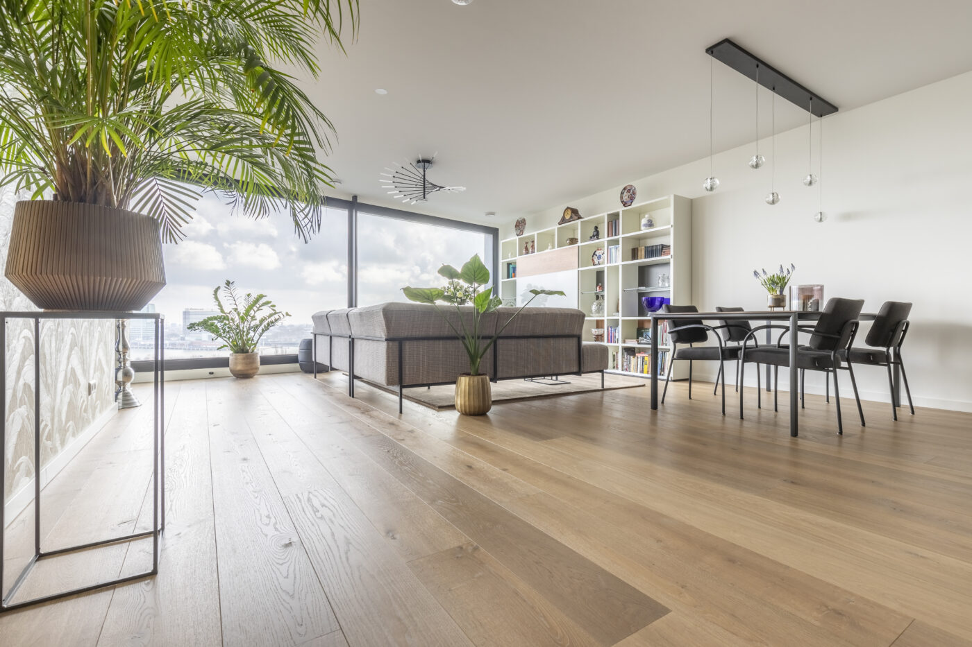 Donker bruine houten vloer in woonkamer in Amsterdam Noord
