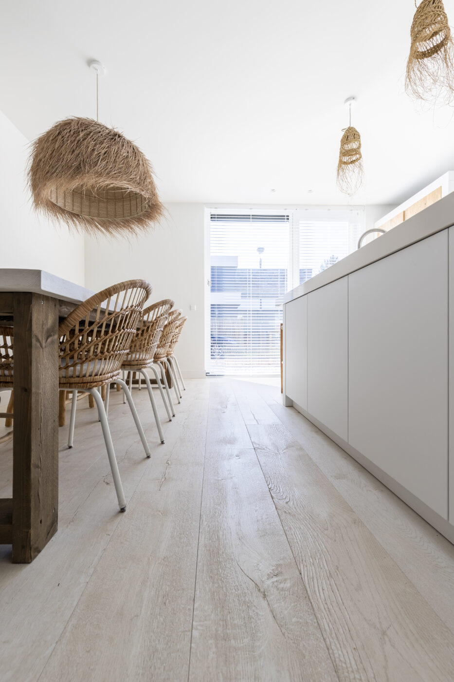 Witte oude eiken houten vloer in keuken in Bergen