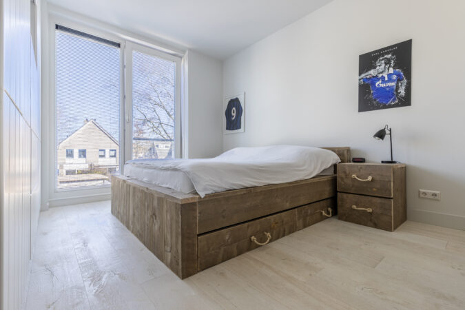 Witte oude eiken houten vloer in slaapkamer in Bergen