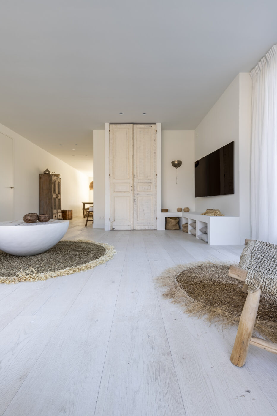Witte oude eiken houten vloer in woonkamer in Bergen