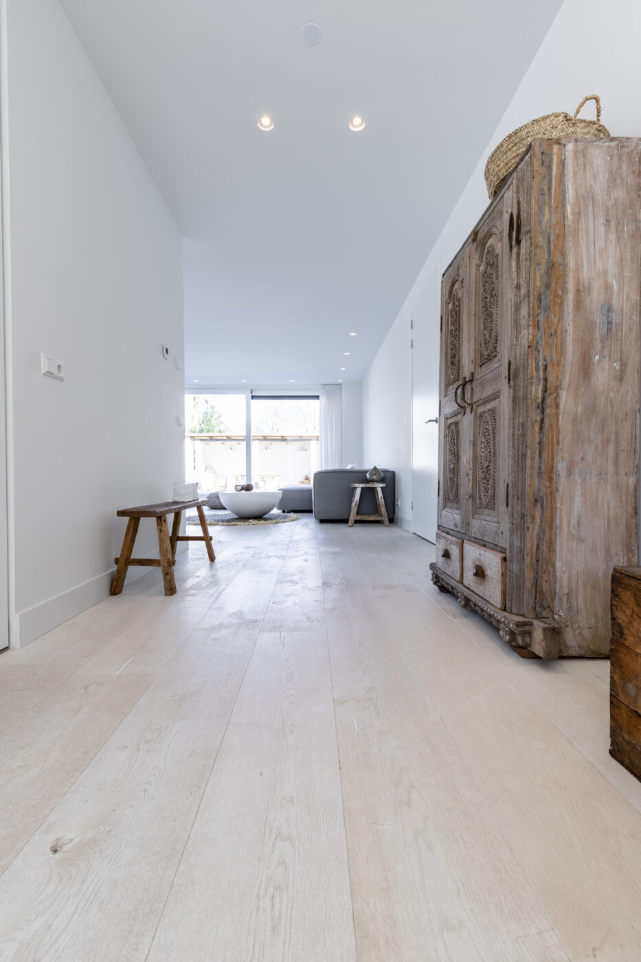 Witte oude eiken houten vloer in woonkamer in Bergen