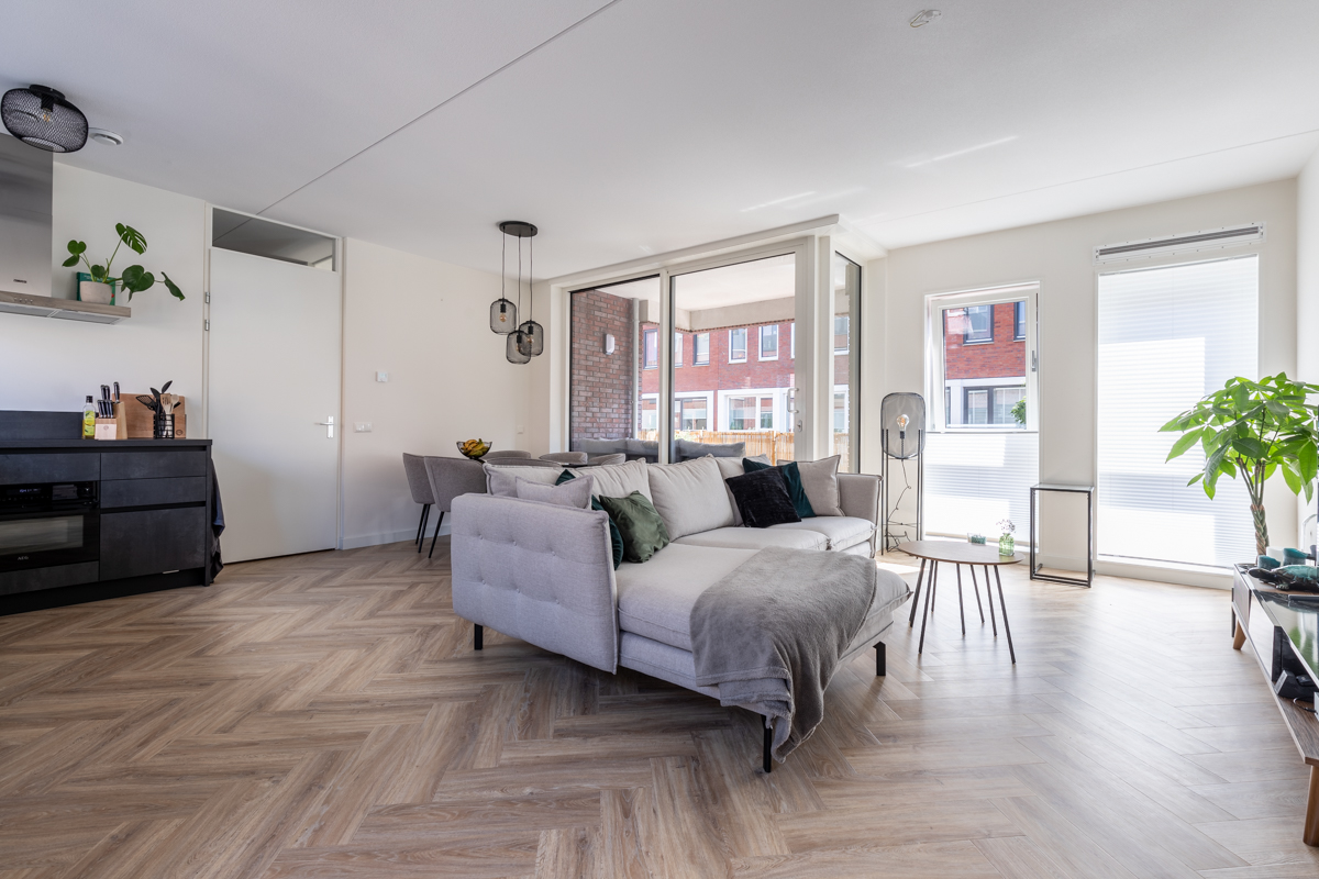 Bruine urban pvc vloer in woonkamer in Alkmaar