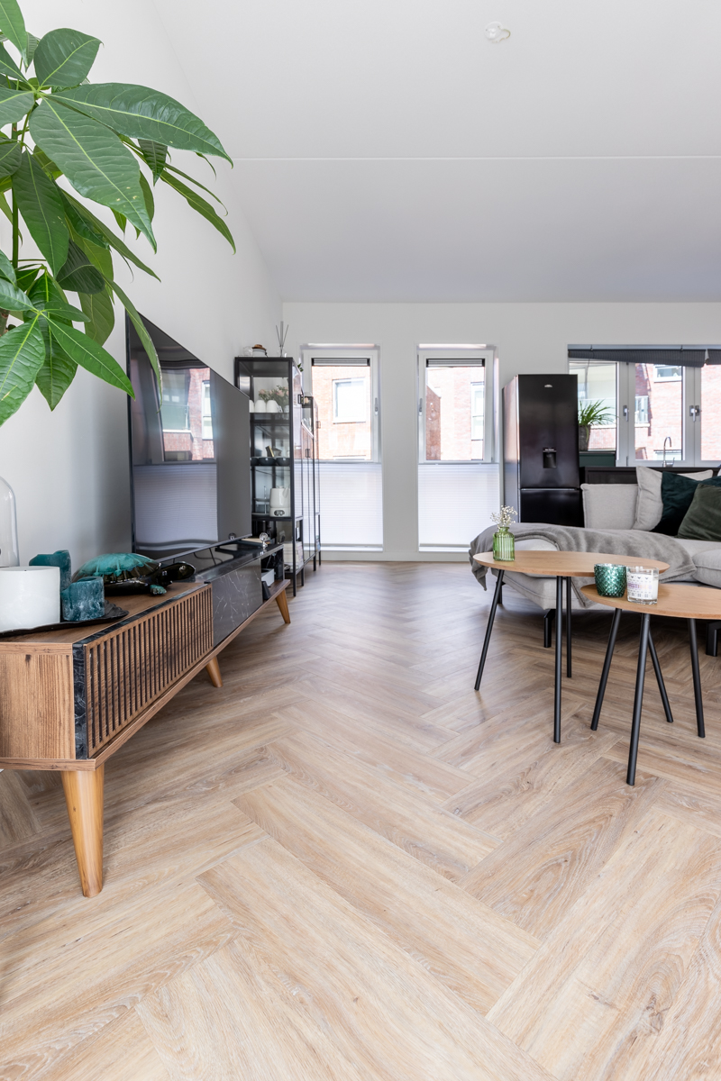 Bruine urban pvc vloer in woonkamer in Alkmaar