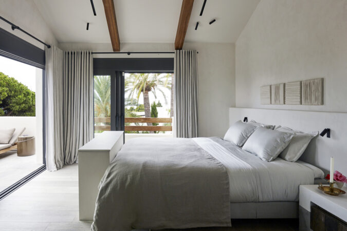 Licht grijze houten vloer in slaapkamer in Malaga