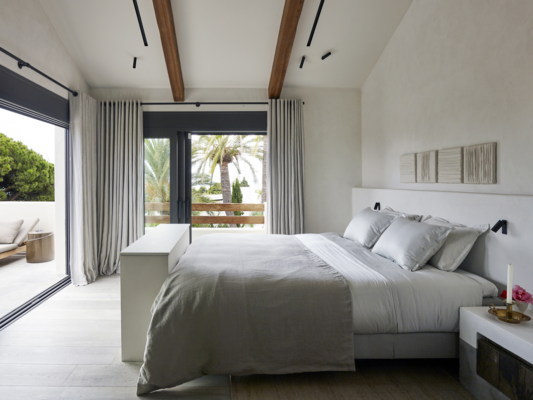 Licht grijze houten vloer in slaapkamer in Malaga