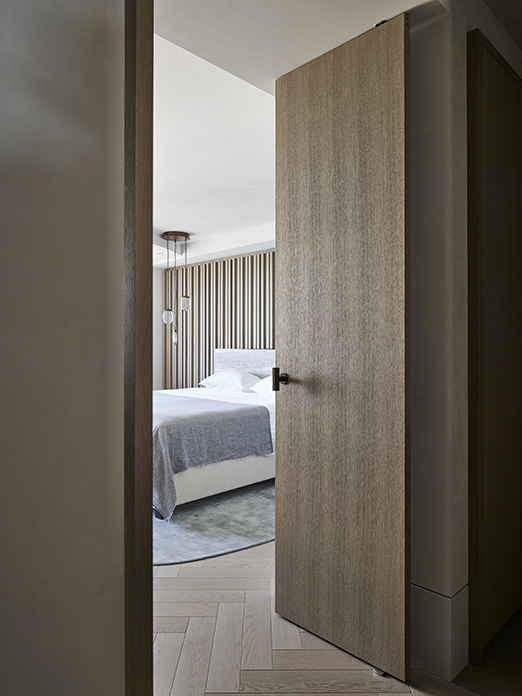 Lichte en donkere visgraat vloer in slaapkamer in Amsterdam