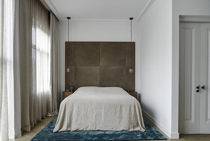 Smalle lichte visgraat vloer in slaapkamer in Amsterdam