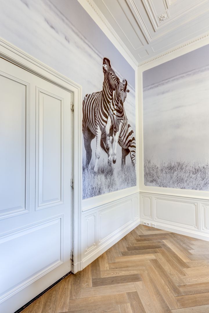 Lichte paris visgraat vloer muur met zebraprint bij notariskantoor in Beverwijk