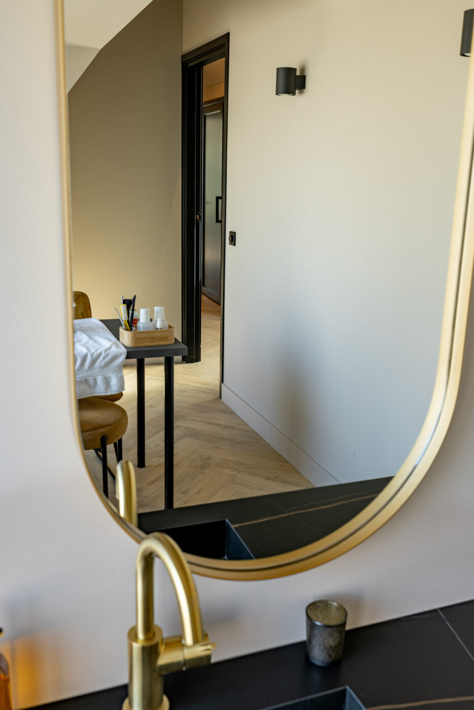 PVC Vloer Visgraat – UrbanPVC Isoka 102 – Schoonheidssalon Bergen 12 PVC Vloer Visgraat – UrbanPVC Isoka 102 – Schoonheidssalon Bergen 12