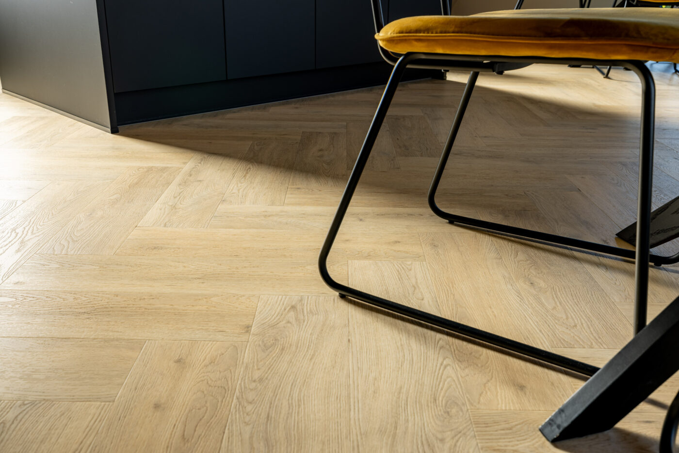 PVC Vloer Visgraat – UrbanPVC Isoka 102 – Schoonheidssalon Bergen 17 PVC Vloer Visgraat – UrbanPVC Isoka 102 – Schoonheidssalon Bergen 17