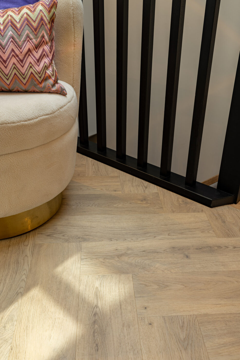 PVC Vloer Visgraat – UrbanPVC Isoka 102 – Schoonheidssalon Bergen 3 PVC Vloer Visgraat – UrbanPVC Isoka 102 – Schoonheidssalon Bergen 3