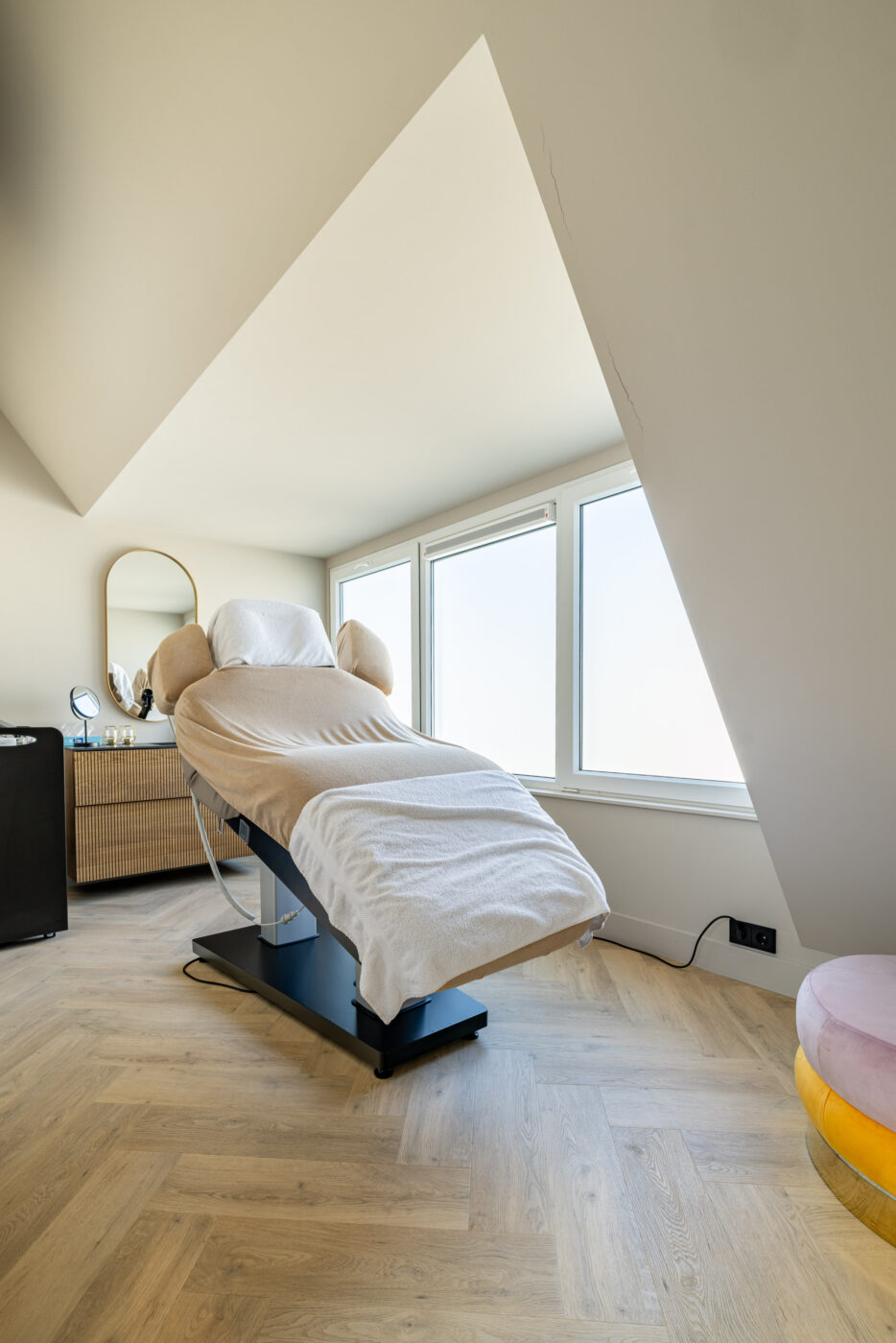 PVC Vloer Visgraat – UrbanPVC Isoka 102 – Schoonheidssalon Bergen 5 PVC Vloer Visgraat – UrbanPVC Isoka 102 – Schoonheidssalon Bergen 5