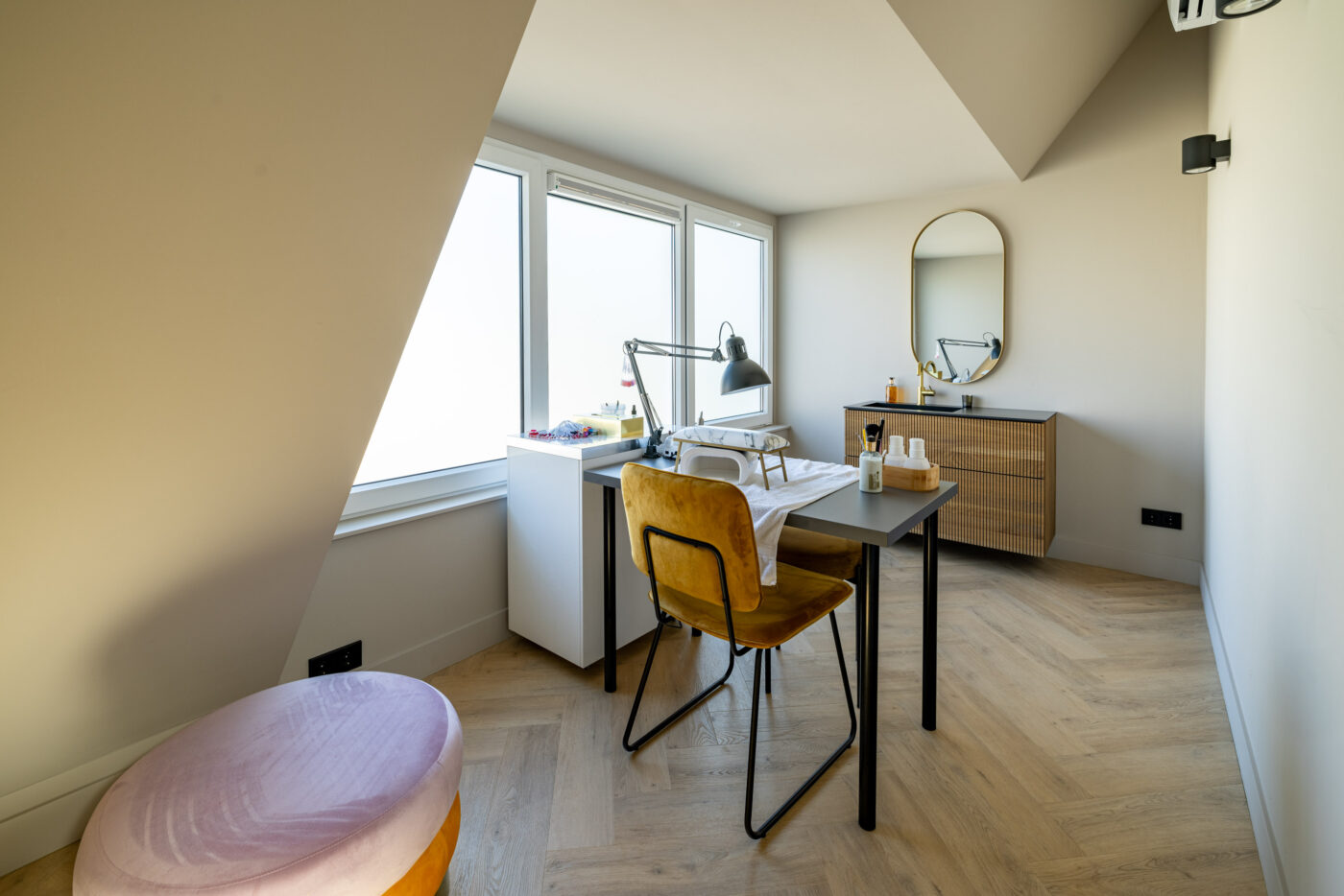 PVC Vloer Visgraat – UrbanPVC Isoka 102 – Schoonheidssalon Bergen 9 PVC Vloer Visgraat – UrbanPVC Isoka 102 – Schoonheidssalon Bergen 9