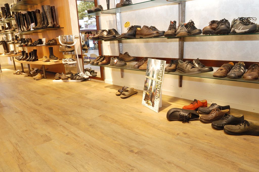 Licht eiken houten vloer bij Aad Niesten in Schagen