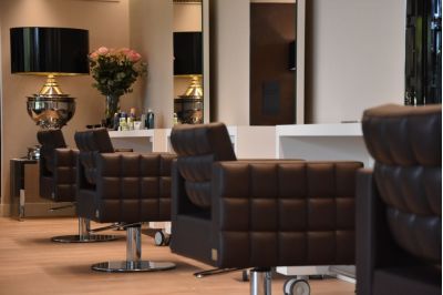 Licht eiken vloer bij een kapsalon in Zwitserland