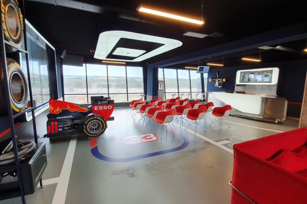 PVC eiken patroon op vloer en wand in Zandvoort