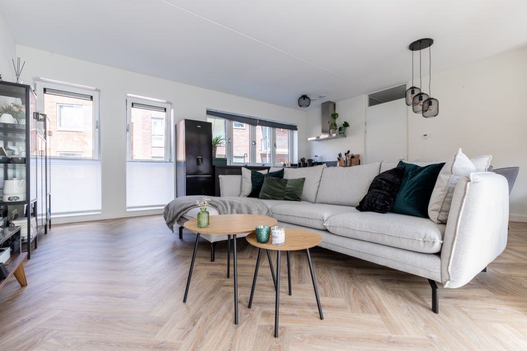 Bruine urban pvc vloer in woonkamer in Alkmaar