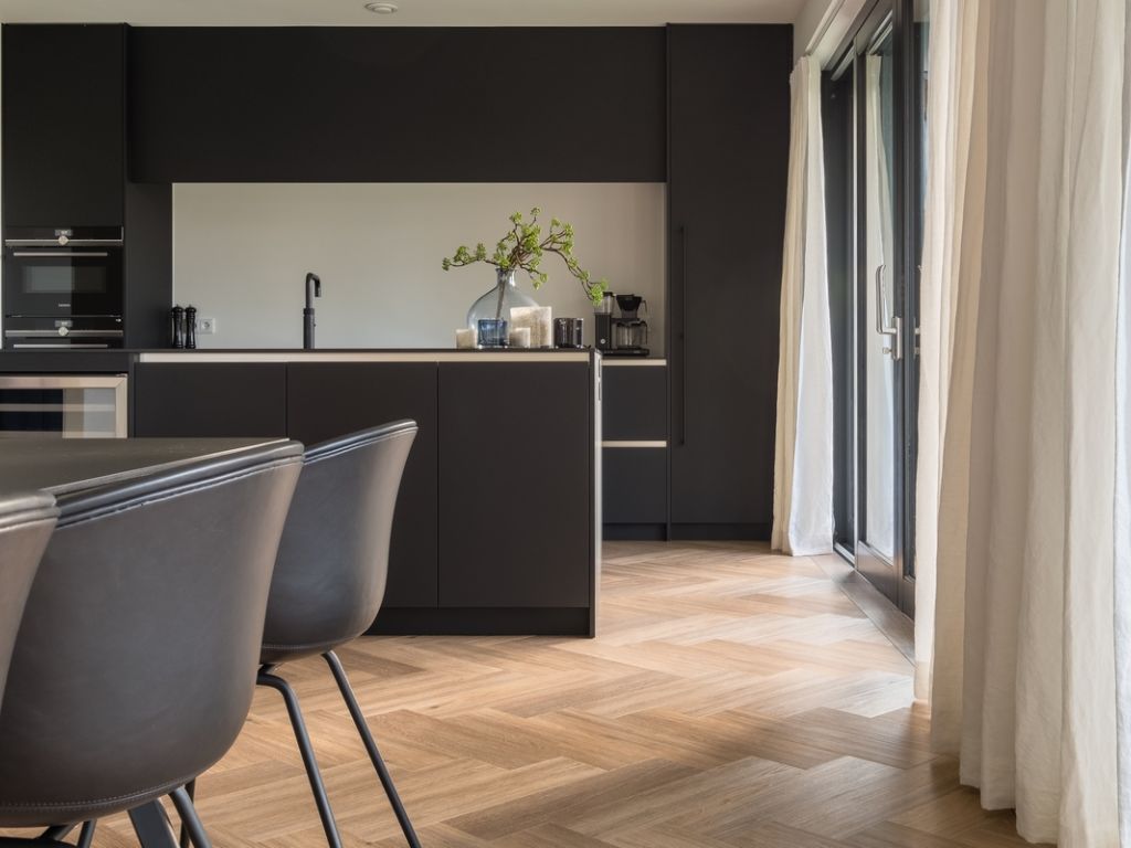 donkere eiken visgraat pvc sfeer