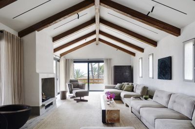 Licht grijze houten vloer in woonkamer in Malaga